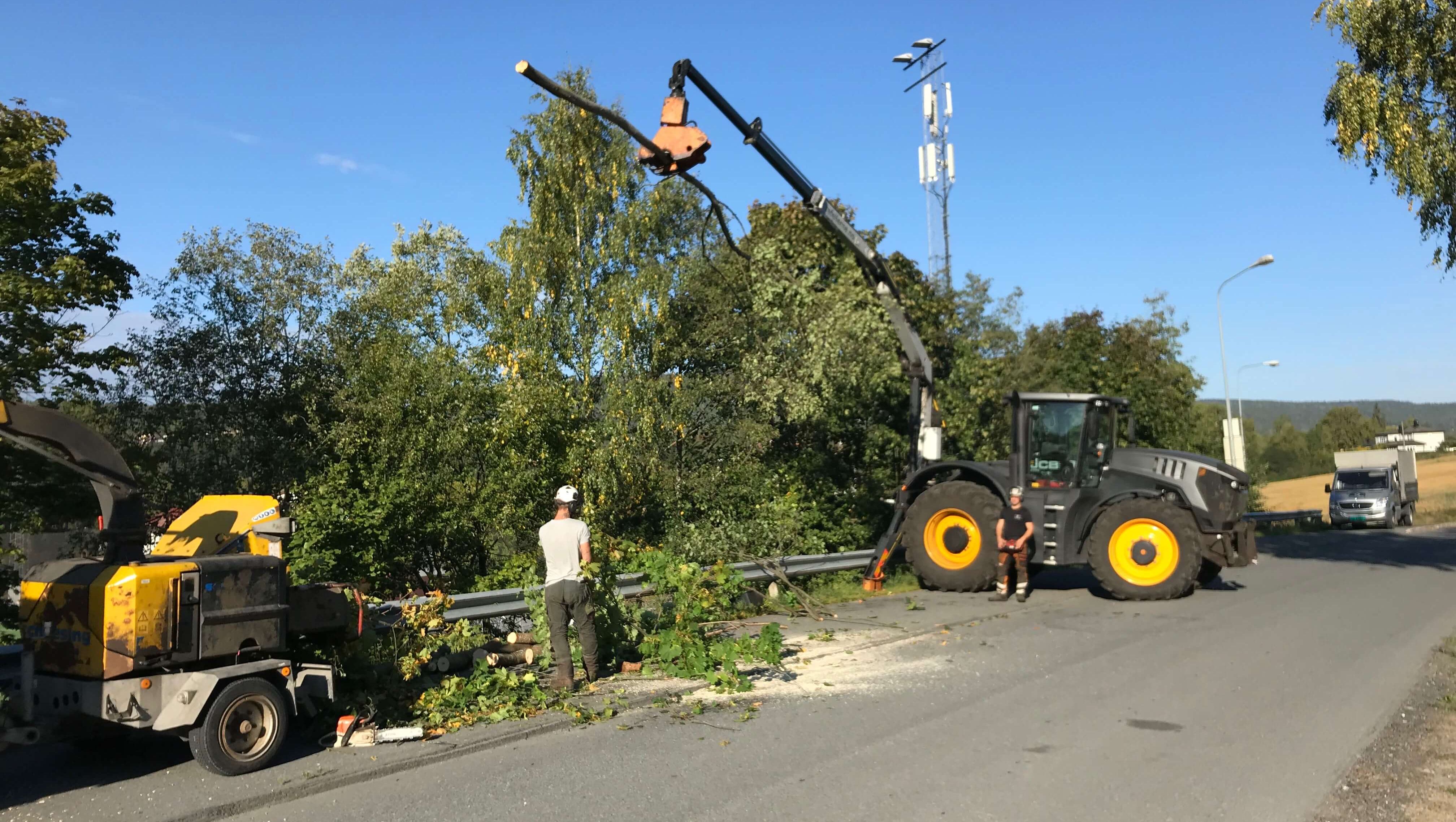 Traktor med diverse maskineri