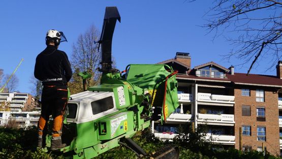 Arbeider i verneutstyr med maskineri