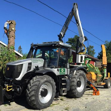 Traktor med diverse maskineri
