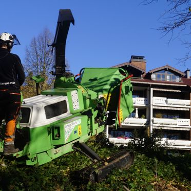 Arbeider i verneutstyr med maskineri
