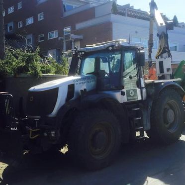 Bilde av traktorkvern bak traktor